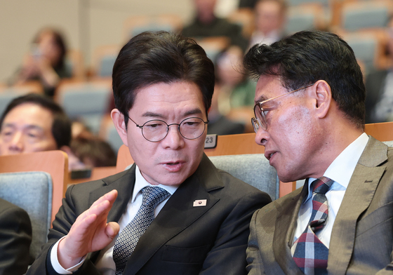 도시정비조합협회장과 대화하는 정원오 후보