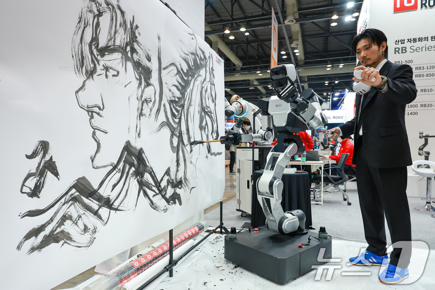 (고양=뉴스1) 안은나 기자 = 염동균 작가가 13일 경기 고양시 일산서구 킨텍스에서 열린 서울국제생산제조기술전(SIMTOS 2026) 로봇 및 디지털제조기술 특별전 레인보우로보틱 …