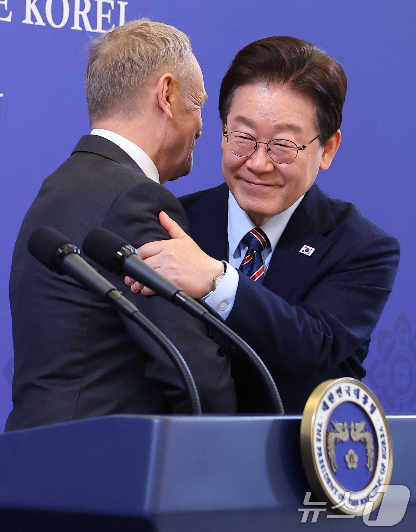 포옹하는 이재명 대통령·투스크 총리 뉴스1 