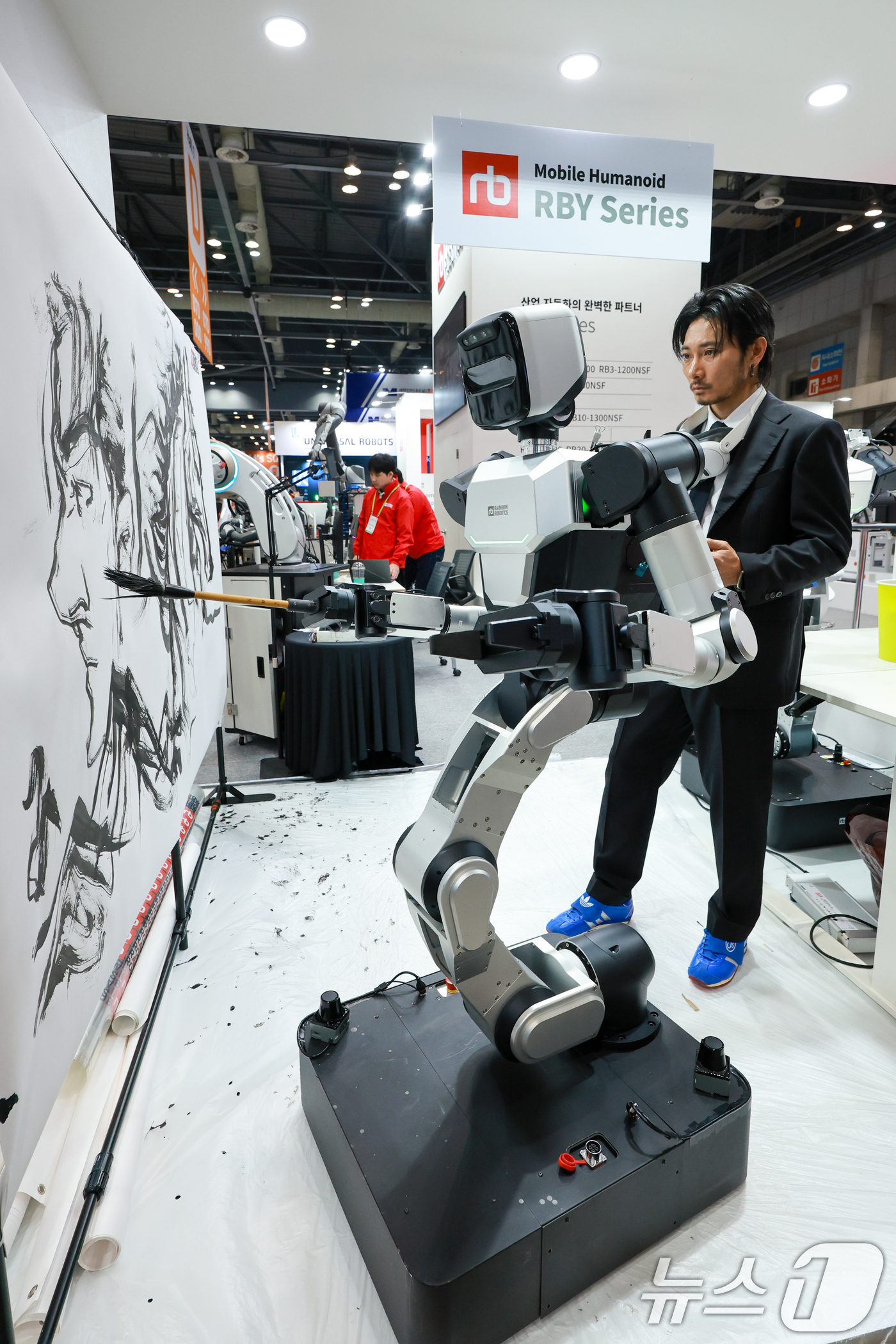 (고양=뉴스1) 안은나 기자 = 염동균 작가가 13일 경기 고양시 일산서구 킨텍스에서 열린 서울국제생산제조기술전(SIMTOS 2026) 로봇 및 디지털제조기술 특별전 레인보우로보틱 …