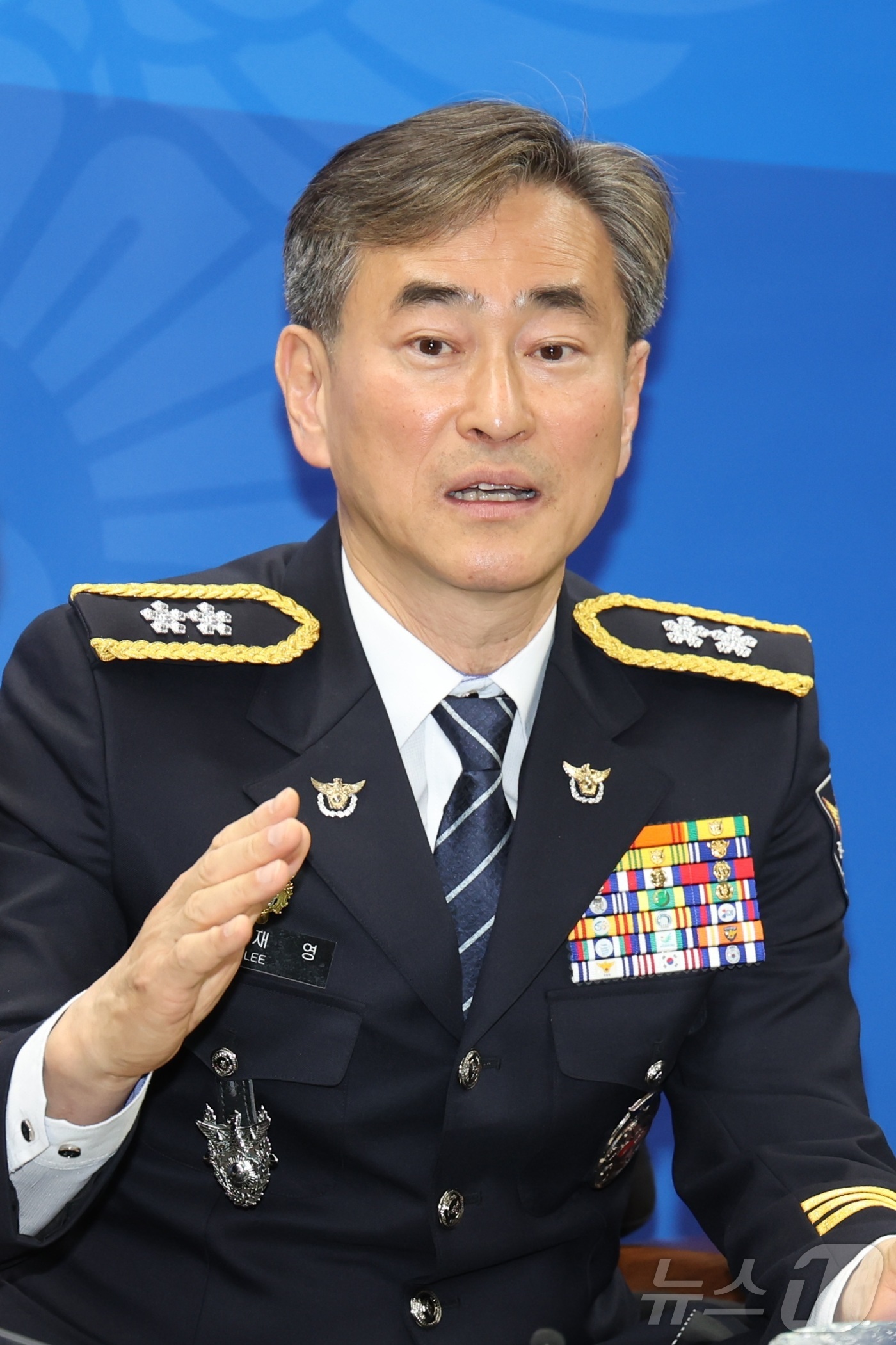 (전주=뉴스1) 유경석 기자 = 이재영 신임 전북경찰청장이 13일 전북 전주시 전북경찰청에서 기자실을 방문해 간담회를 열고 질의에 답변을 하고 있다. 2026.4.13/뉴스1