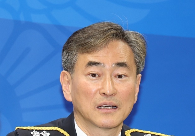 질의에 답변하는 이재영 신임 경찰청장