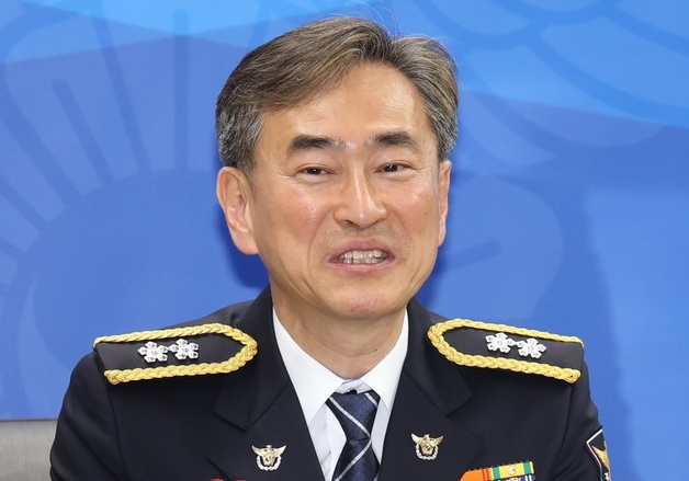 환하게 웃으며 간담회 시작하는 이재영 신임 경찰청장