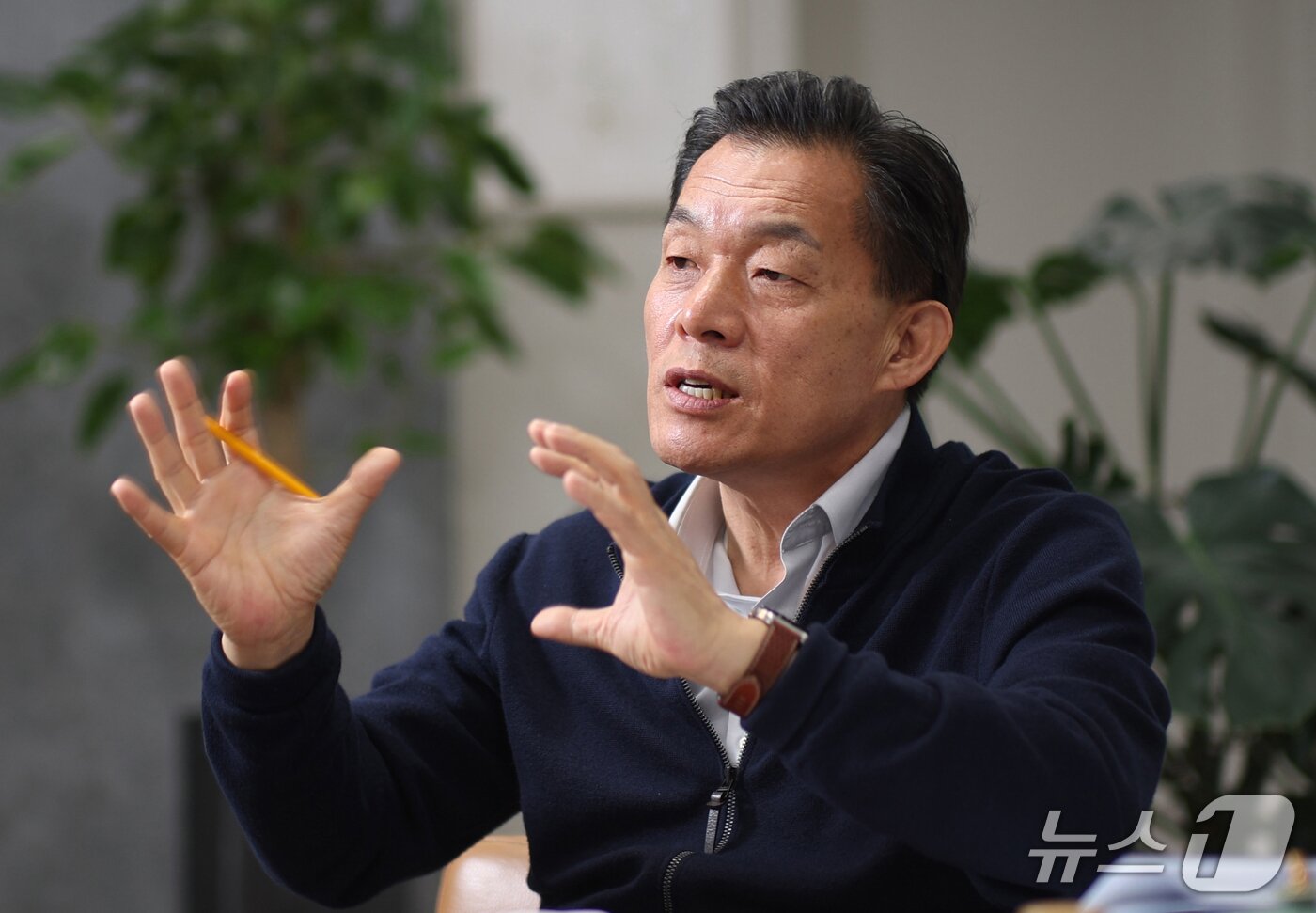 본문 이미지 - 이재준 경기 수원시장이 10일 경기 수원시 팔달구 수원시청 집무실에서 뉴스1과 인터뷰를 하고 있다. 2026.4.10/뉴스1 ⓒ 뉴스1 김영운 기자