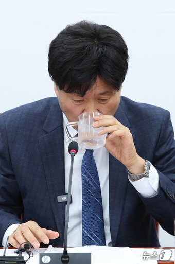 본문 이미지 - 김용 전 민주연구원 부원장이 13일 서울 여의도 국회에서 열린 정치검찰 조작기소특위 기자간담회에서 목을 축이고 있다. 2026.4.13 ⓒ 뉴스1 신웅수 기자