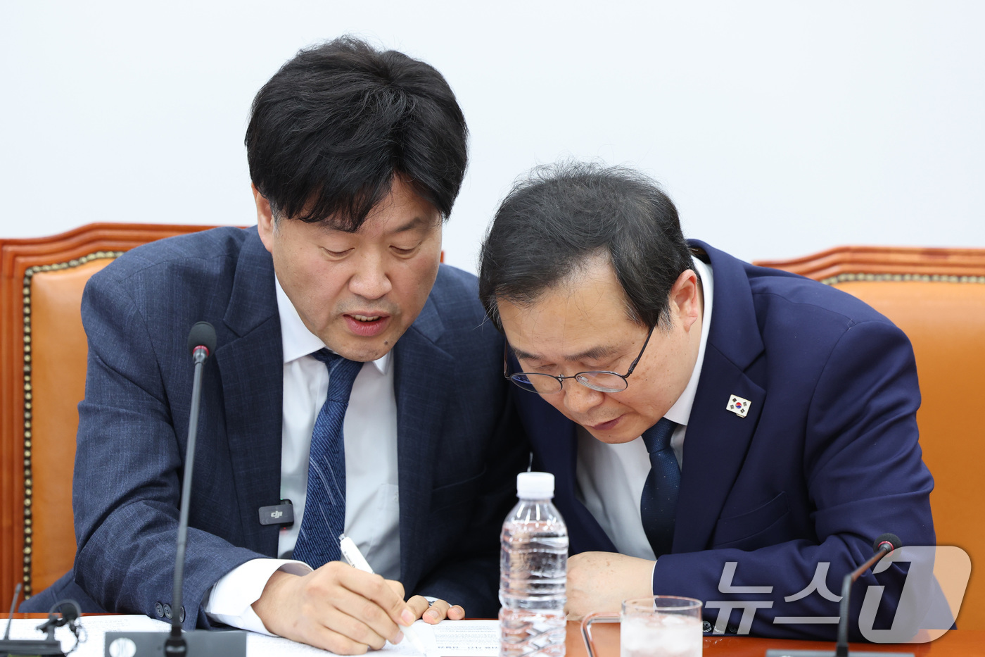 (서울=뉴스1) 신웅수 기자 = 김용 전 민주연구원 부원장과 이건태 의원이 13일 서울 여의도 국회에서 열린 정치검찰 조작기소특위 기자간담회에서 대화하고 있다. 2026.4.13/ …