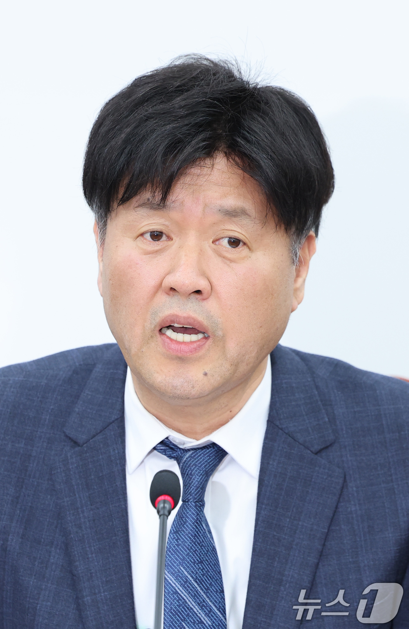 (서울=뉴스1) 신웅수 기자 = 김용 전 민주연구원 부원장이 13일 서울 여의도 국회에서 열린 정치검찰 조작기소특위 기자간담회에서 발언하고 있다. 2026.4.13/뉴스1