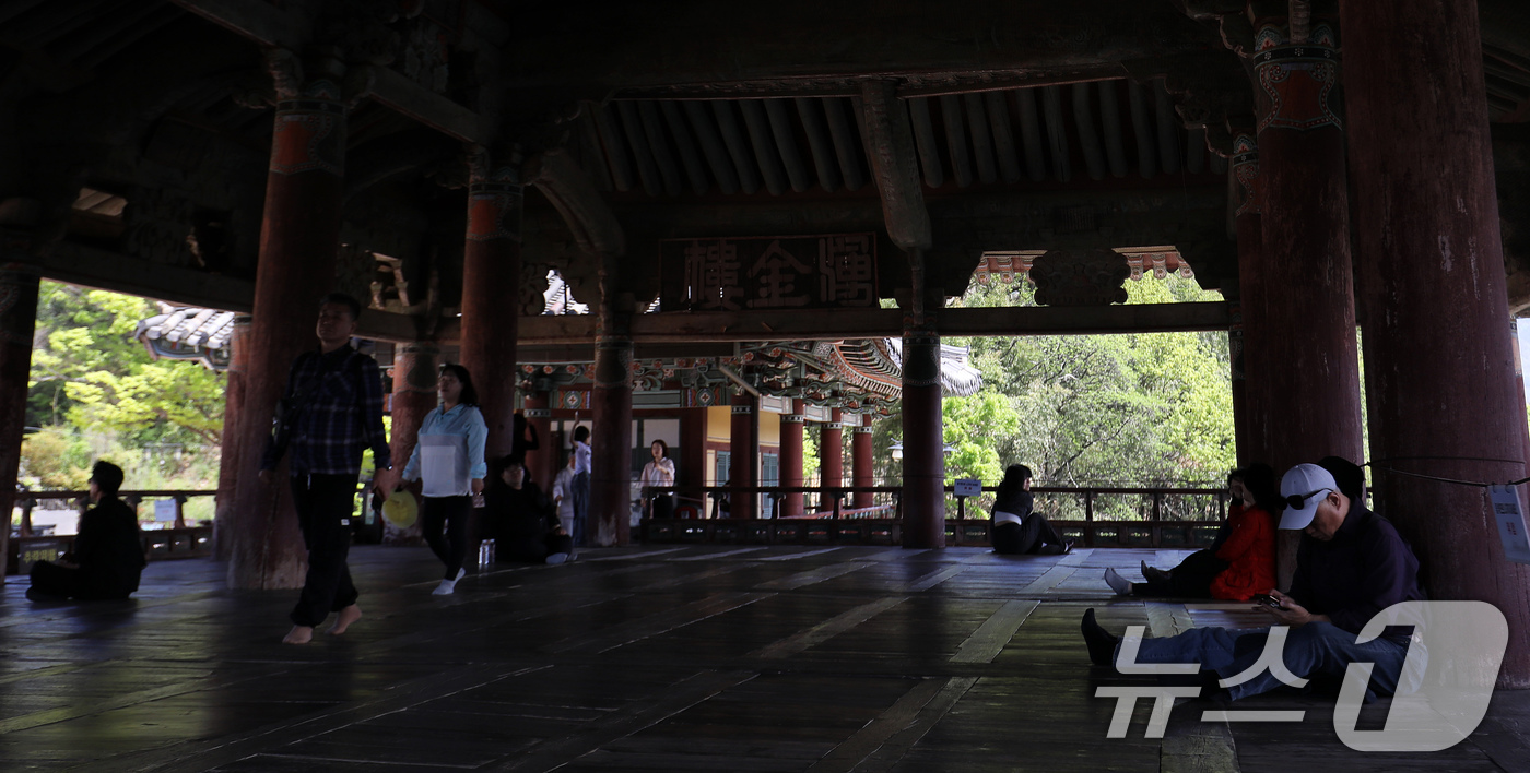 (밀양=뉴스1) 윤일지 기자 = 초여름 날씨를 보인 13일 경남 밀양 영남루를 찾은 시민들이 더위를 피해 휴식하고 있다.이날 밀양 낮 최고기온은 27.5도를 기록했다. 2026.4 …