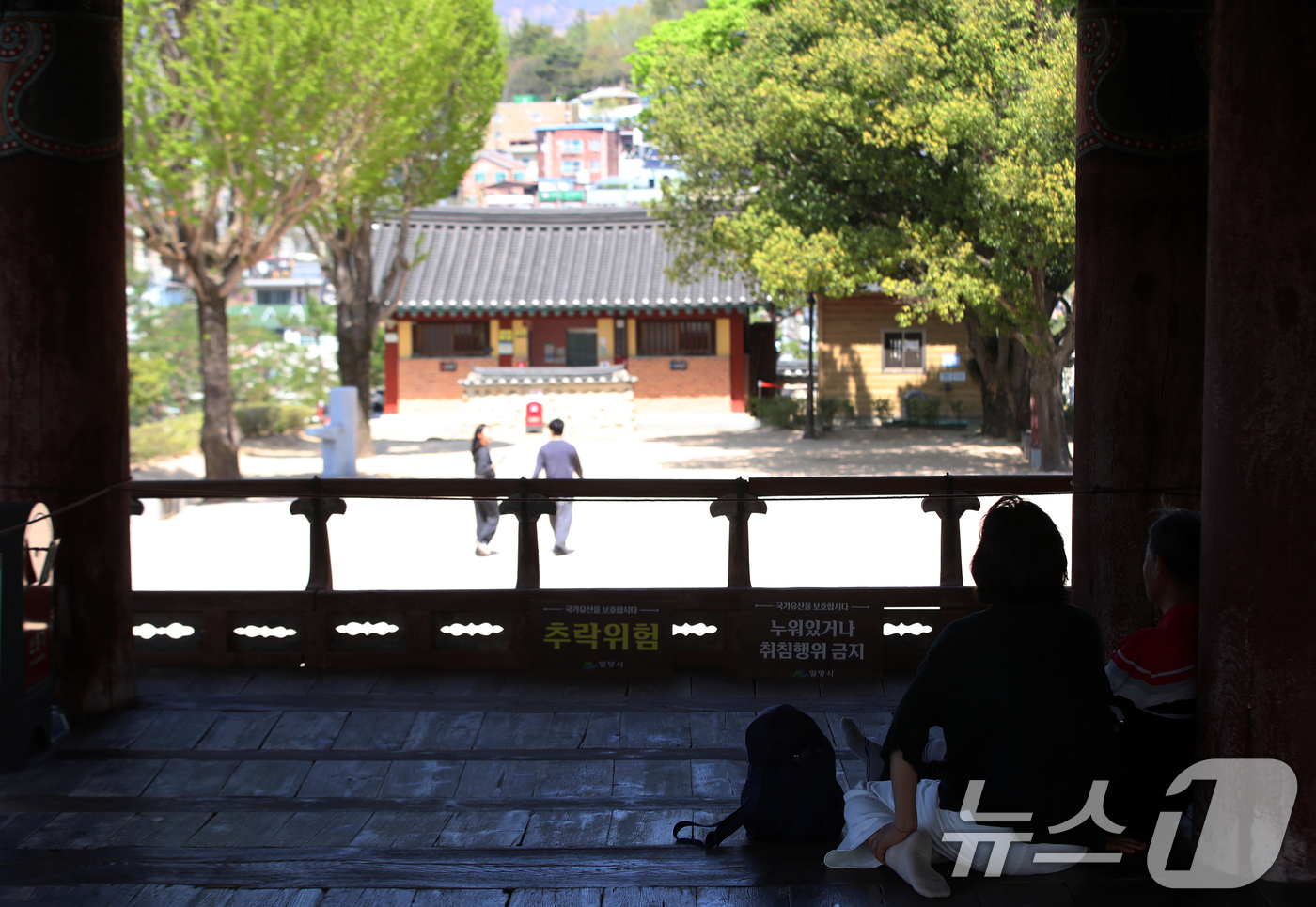 (밀양=뉴스1) 윤일지 기자 = 초여름 날씨를 보인 13일 경남 밀양 영남루를 찾은 시민들이 더위를 피해 휴식하고 있다.이날 밀양 낮 최고기온은 27.5도를 기록했다. 2026.4 …