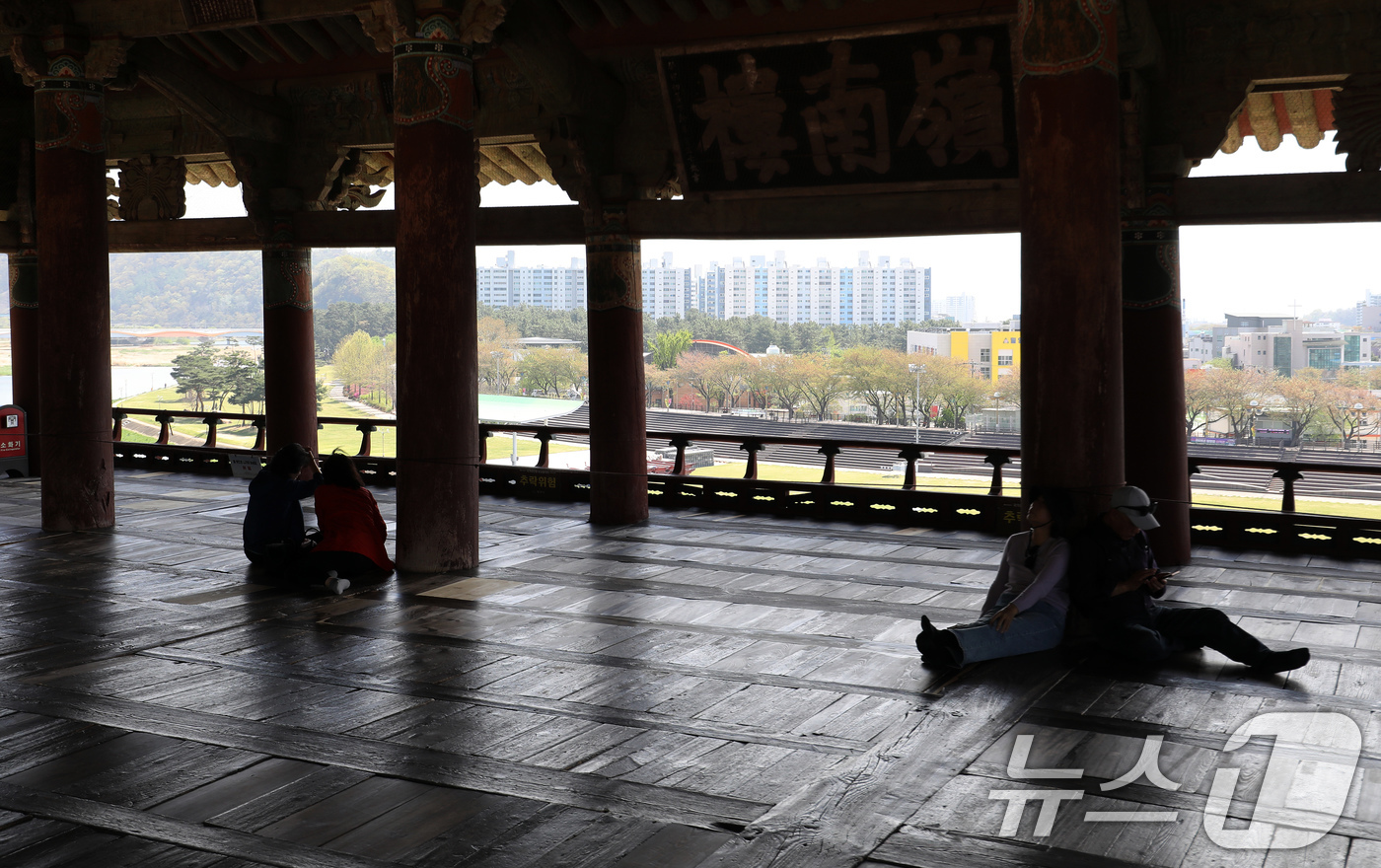 (밀양=뉴스1) 윤일지 기자 = 초여름 날씨를 보인 13일 경남 밀양 영남루를 찾은 시민들이 더위를 피해 휴식하고 있다.이날 밀양 낮 최고기온은 27.5도를 기록했다. 2026.4 …