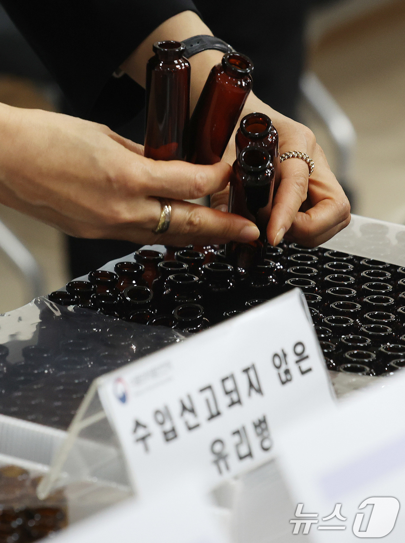 (서울=뉴스1) 박지혜 기자 = 13일 서울 양천구 서울지방식품의약품안전청에서 식약처 관계자가 알부민 식품 제조에 사용된 미신고 용기를 들어보이고 있다.식품의약품안전처는 이날 알부 …