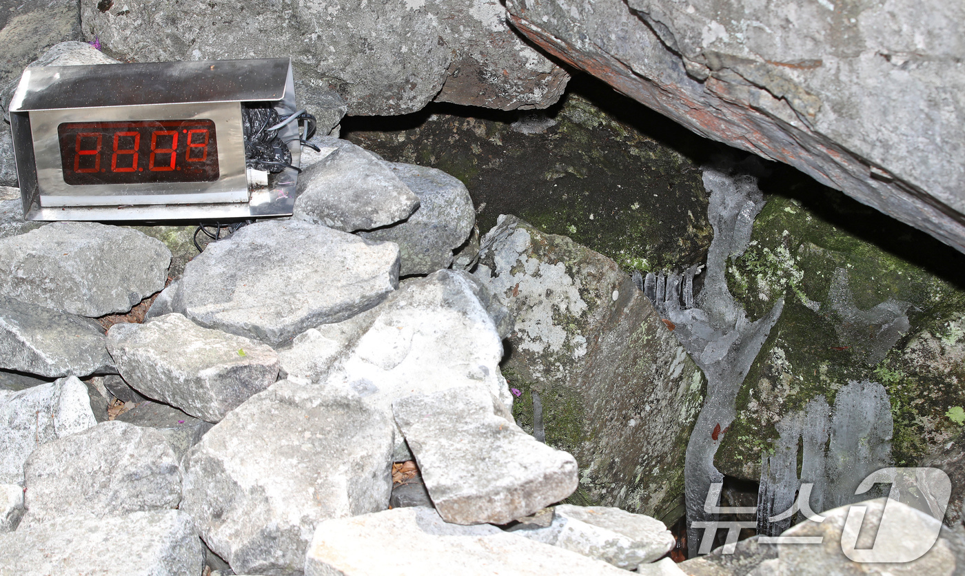 (밀양=뉴스1) 윤일지 기자 = 초여름 날씨를 보인 13일 경남 밀양 산내면 얼음골 결빙지에 얼어붙은 얼음 옆으로 설치된 온도계가 -1도를 나타내고 있다.'밀양의 신비'로 불리는 …