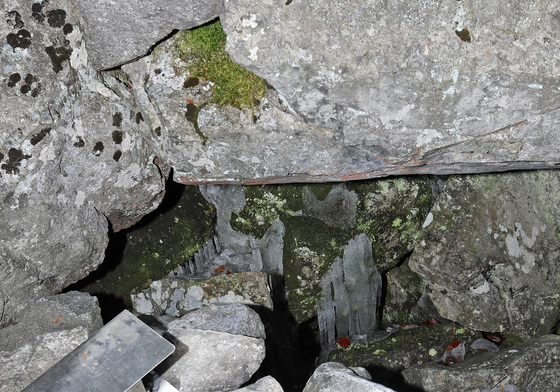 전국에 찾아온 초여름 날씨…밀양 얼음골엔 얼음 가득