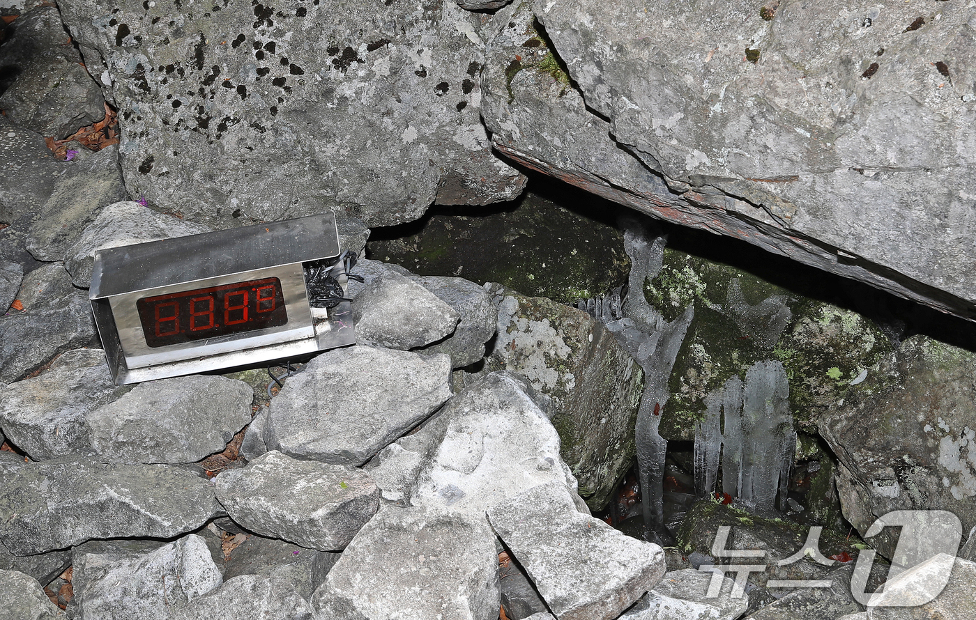 (밀양=뉴스1) 윤일지 기자 = 초여름 날씨를 보인 13일 경남 밀양 산내면 얼음골 결빙지에 얼어붙은 얼음 옆으로 설치된 온도계가 -1도를 나타내고 있다.'밀양의 신비'로 불리는 …