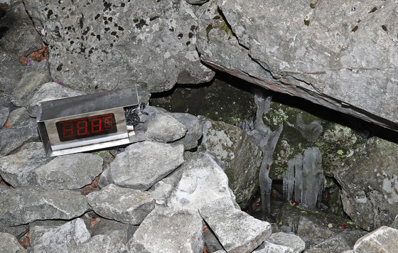 전국에 찾아온 초여름 날씨…밀양 얼음골엔 얼음 가득