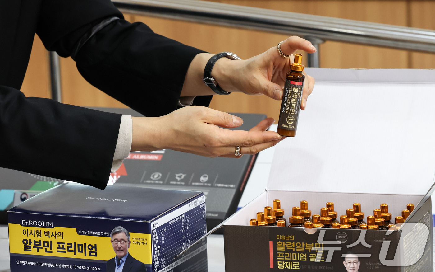 (서울=뉴스1) 임지훈 인턴기자 = 13일 오후 서울 양천구 서울지방식품의약품안전청에 부당광고로 적발된 ‘알부민 식품’ 업체 제품들이 진열돼 있다.식약처는 알부민 식품 부당광고 판 …