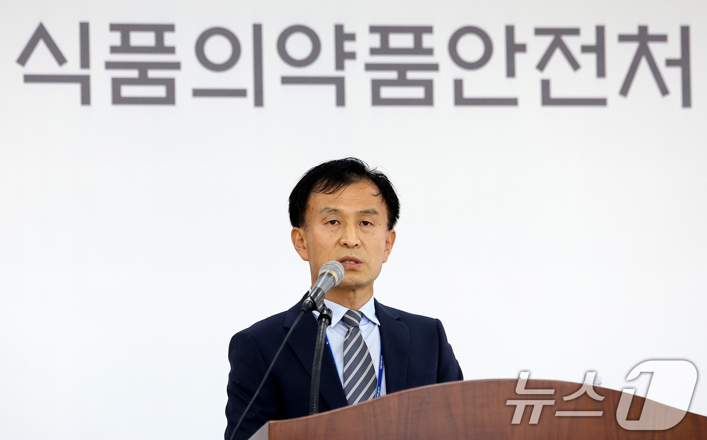 (서울=뉴스1) 박지혜 기자 = 백남이 식약처 식품부당행위긴급대응단 단장이 13일 서울 양천구 서울지방식품의약품안전청에서 알부민 식품 부당광고 적발 결과를 발표하고 있다.식품의약품 …