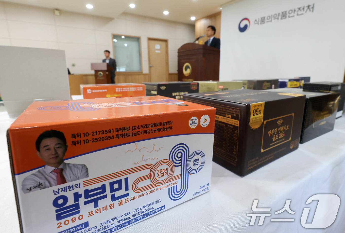 (서울=뉴스1) 임지훈 인턴기자 = 백남이 식품안전정책국 식품부당행위긴급대응단 단장이 13일 오후 서울 양천구 서울지방식품의약품안전청 브리핑실에서 ‘알부민 식품 부당광고 업체 적발 …