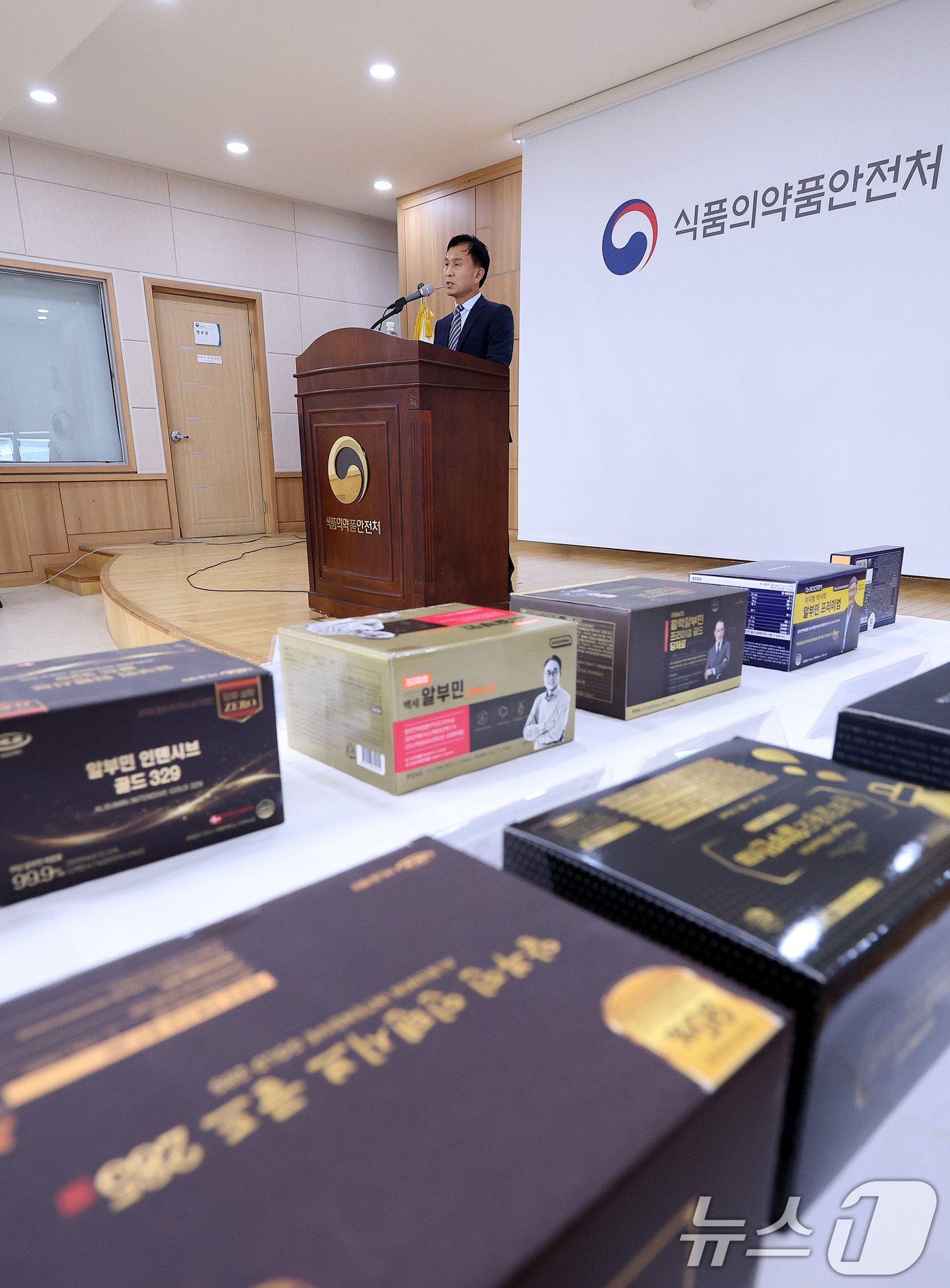 (서울=뉴스1) 박지혜 기자 = 백남이 식약처 식품부당행위긴급대응단 단장이 13일 서울 양천구 서울지방식품의약품안전청에서 알부민 식품 부당광고 적발 결과를 발표하고 있다.식품의약품 …