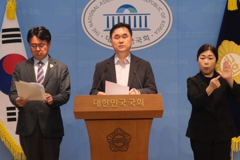 본문 이미지 - 행정수도특별법 제정 촉구 기자회견. 왼쪽부터 황운하·김종민 의원. (김종민 의원실 제공. 재판매 및 DB 금지)