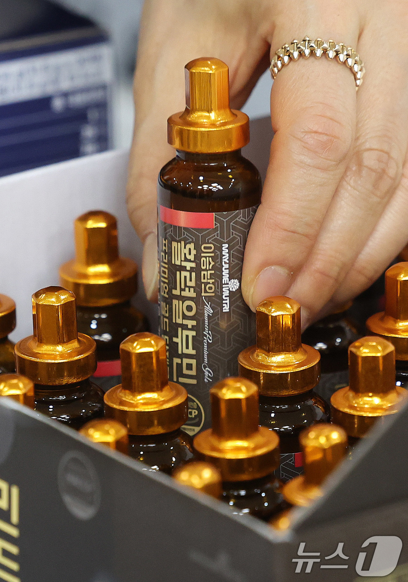 (서울=뉴스1) 박지혜 기자 = 13일 서울 양천구 서울지방식품의약품안전청에서 식약처 관계자가 알부민 식품을 건강기능식품으로 오인하도록 부당광고한 업체와 미신고 용기를 사용한 업체 …