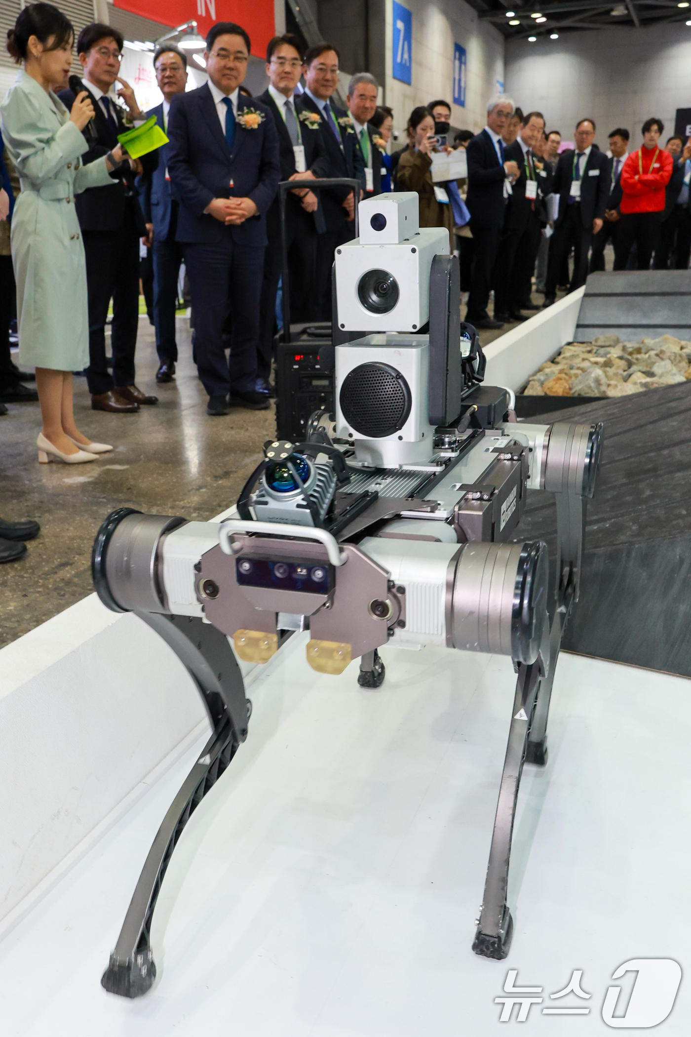 (고양=뉴스1) 안은나 기자 = 13일 경기 고양시 일산서구 킨텍스에서 열린 서울국제생산제조기술전(SIMTOS 2026) 로봇 및 디지털제조기술 특별전 레인보우로보틱스 부스에서 사 …