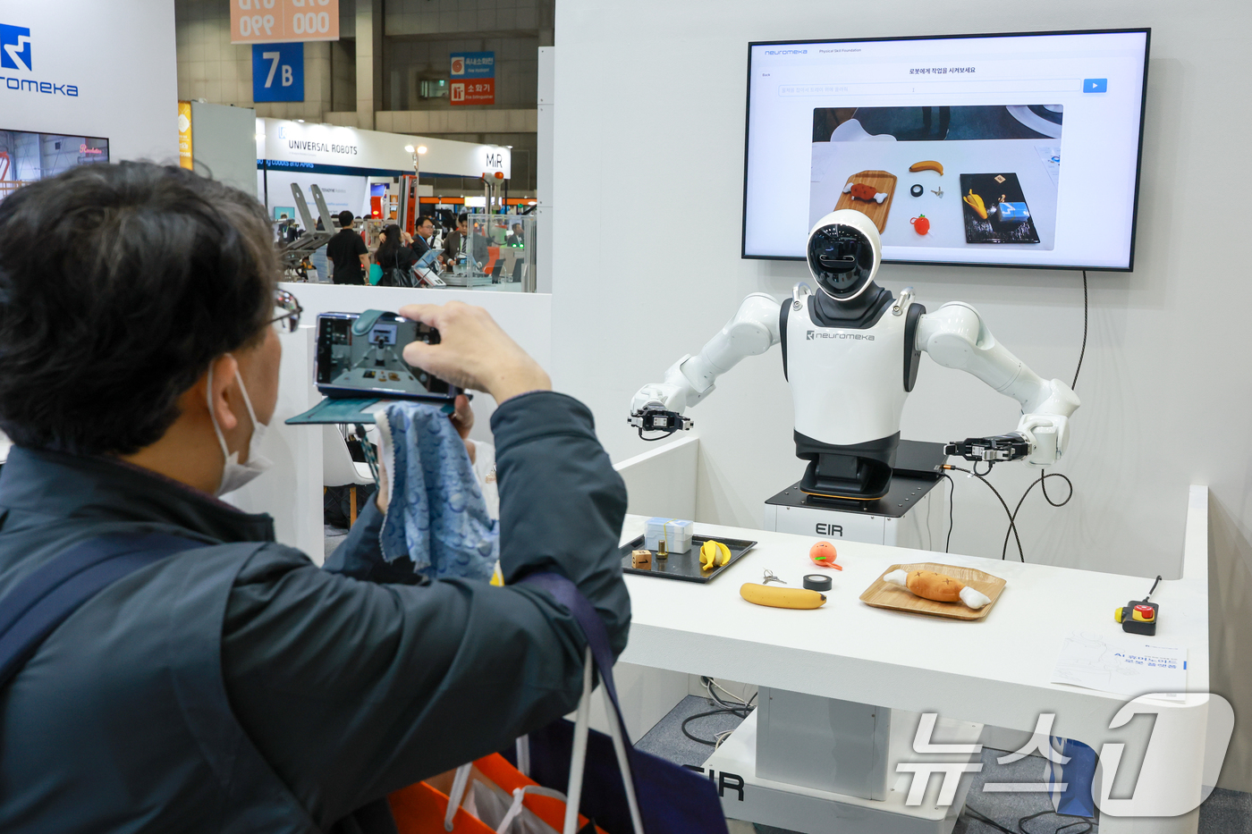 (고양=뉴스1) 안은나 기자 = 13일 경기 고양시 일산서구 킨텍스에서 열린 서울국제생산제조기술전(SIMTOS 2026) 로봇 및 디지털제조기술 특별전을 찾은 관람객이 뉴로메카 부 …
