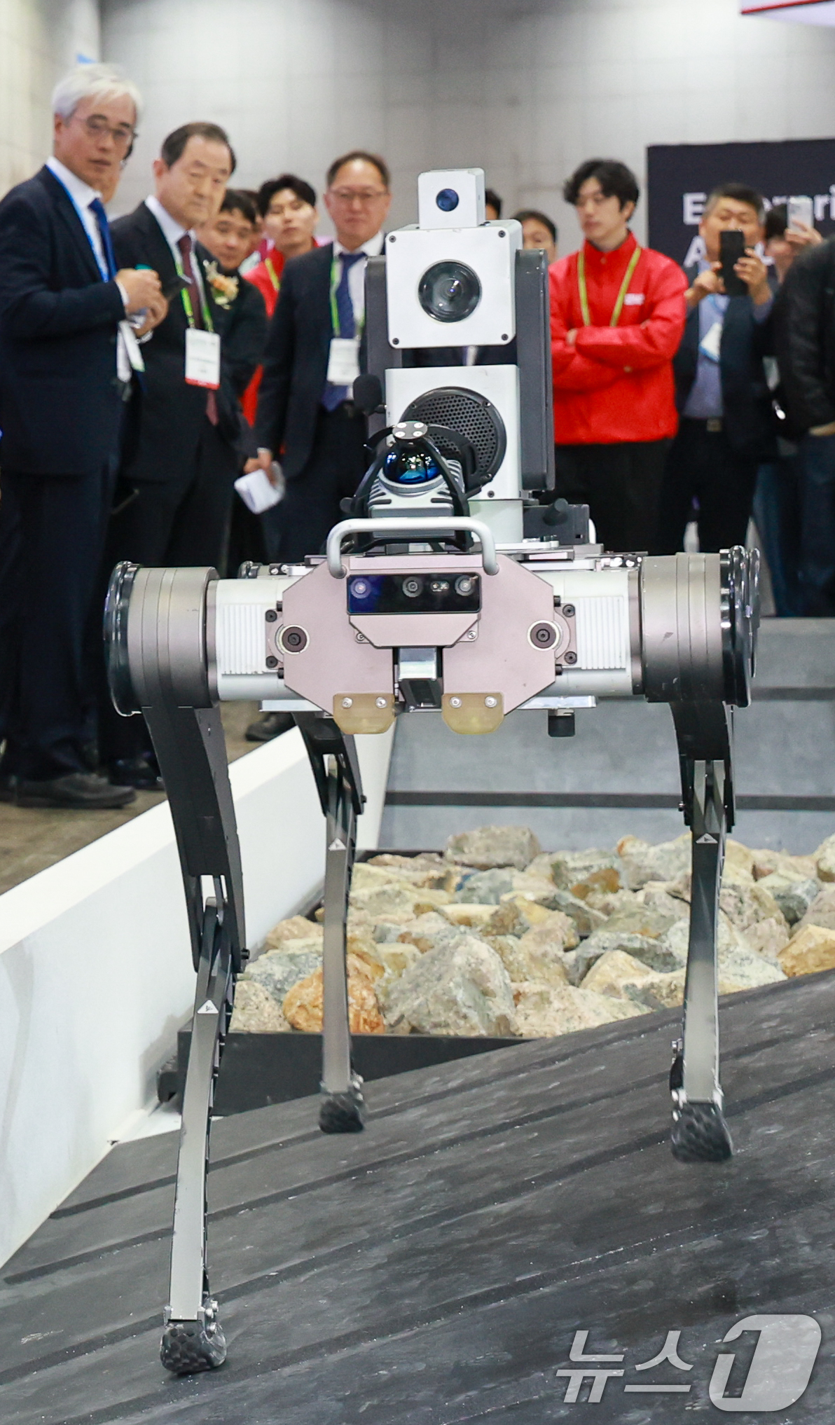 (고양=뉴스1) 안은나 기자 = 13일 경기 고양시 일산서구 킨텍스에서 열린 서울국제생산제조기술전(SIMTOS 2026) 로봇 및 디지털제조기술 특별전 레인보우로보틱스 부스에서 사 …