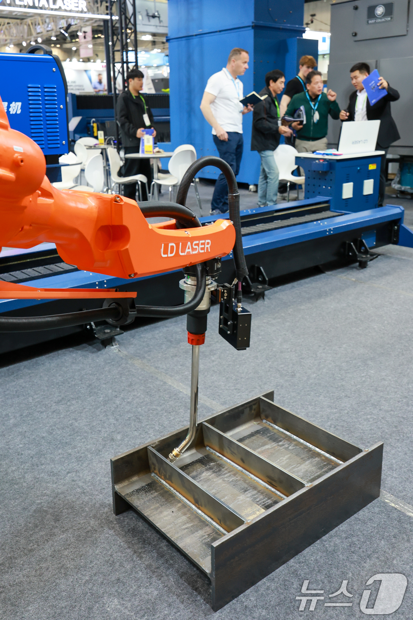 (고양=뉴스1) 안은나 기자 = 13일 경기 고양시 일산서구 킨텍스에서 열린 서울국제생산제조기술전(SIMTOS 2026)에서 LD laser 시연이 펼쳐지고 있다.로봇, 공작기계, …