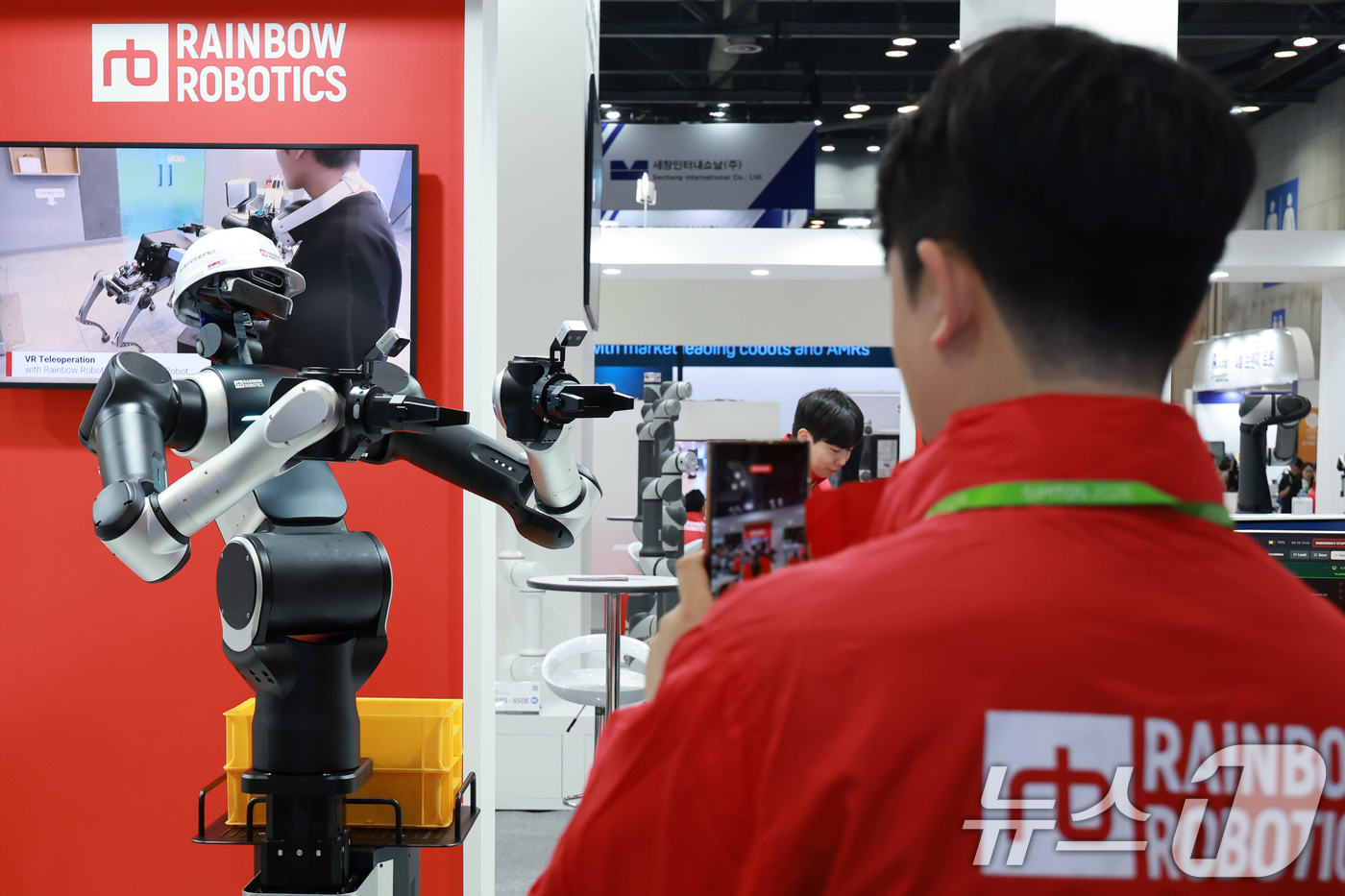 (고양=뉴스1) 안은나 기자 = 13일 경기 고양시 일산서구 킨텍스에서 열린 서울국제생산제조기술전(SIMTOS 2026) 로봇 및 디지털제조기술 특별전 레인보우로보틱스 부스에서 신 …