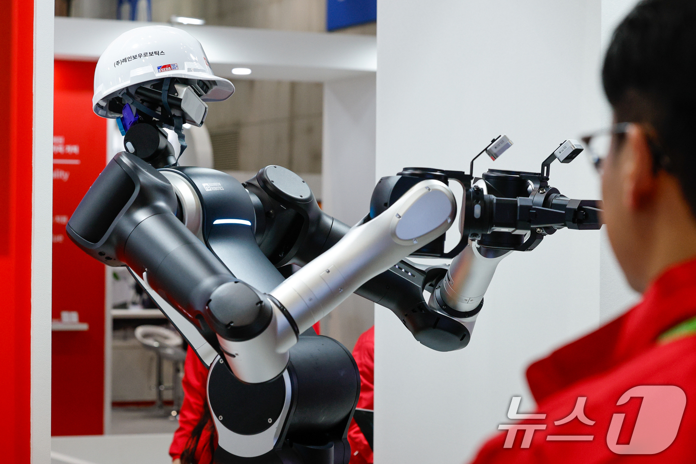 (고양=뉴스1) 안은나 기자 = 13일 경기 고양시 일산서구 킨텍스에서 열린 서울국제생산제조기술전(SIMTOS 2026) 로봇 및 디지털제조기술 특별전 레인보우로보틱스 부스에서 신 …