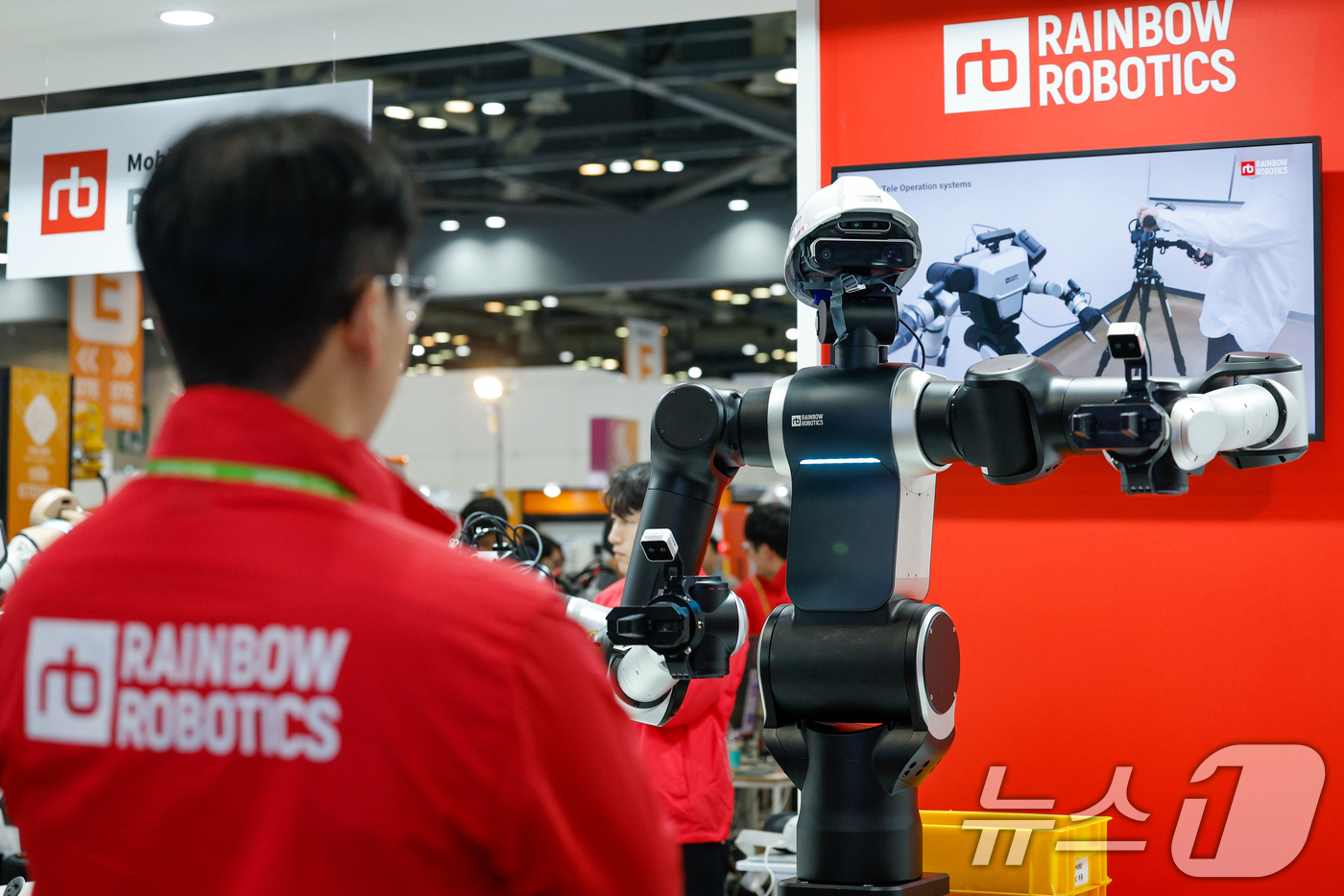 (고양=뉴스1) 안은나 기자 = 13일 경기 고양시 일산서구 킨텍스에서 열린 서울국제생산제조기술전(SIMTOS 2026) 로봇 및 디지털제조기술 특별전 레인보우로보틱스 부스에서 신 …