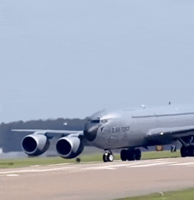 본문 이미지 - 항공 사진작가 마크 린햄이 12일(현지시간) 촬영한 미 공군 KC-135의 모습 (출처=Mark Lynham Photography 페이스북)