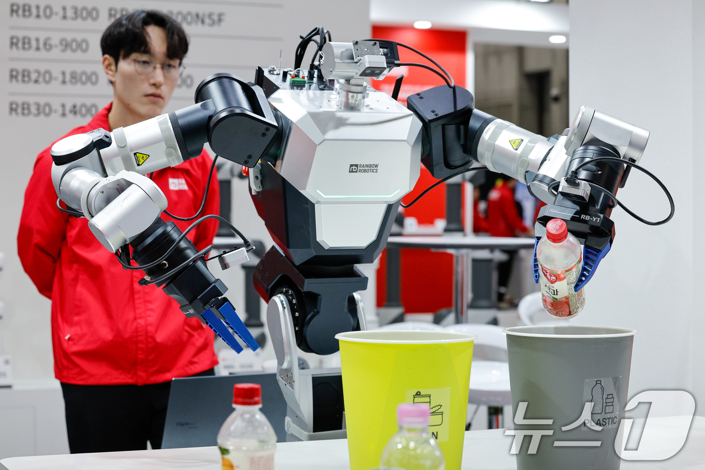 (고양=뉴스1) 안은나 기자 = 13일 경기 고양시 일산서구 킨텍스에서 열린 서울국제생산제조기술전(SIMTOS 2026) 로봇 및 디지털제조기술 특별전 레인보우로보틱스 부스에서 R …