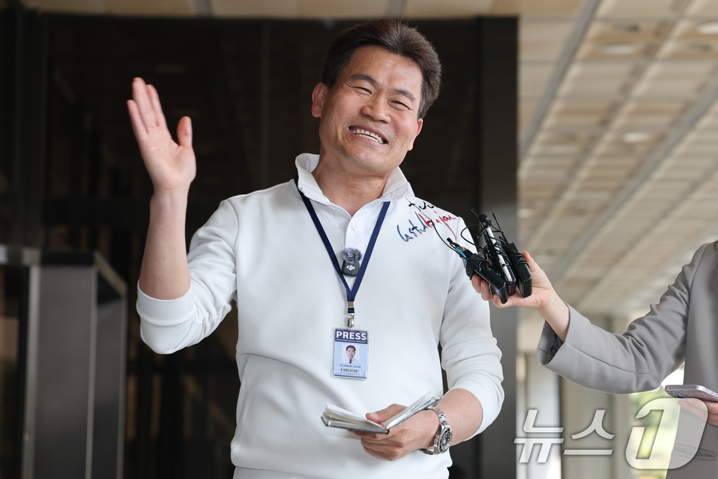 (서울=뉴스1) 임세영 기자 = 보수 성향 유튜버 전한길 씨가 13일 이재명 대통령과 이준석 개혁신당 대표 관련 명예훼손 등의 혐의로 구속영장 청구 전 피의자 조사를 받기 위해 서 …