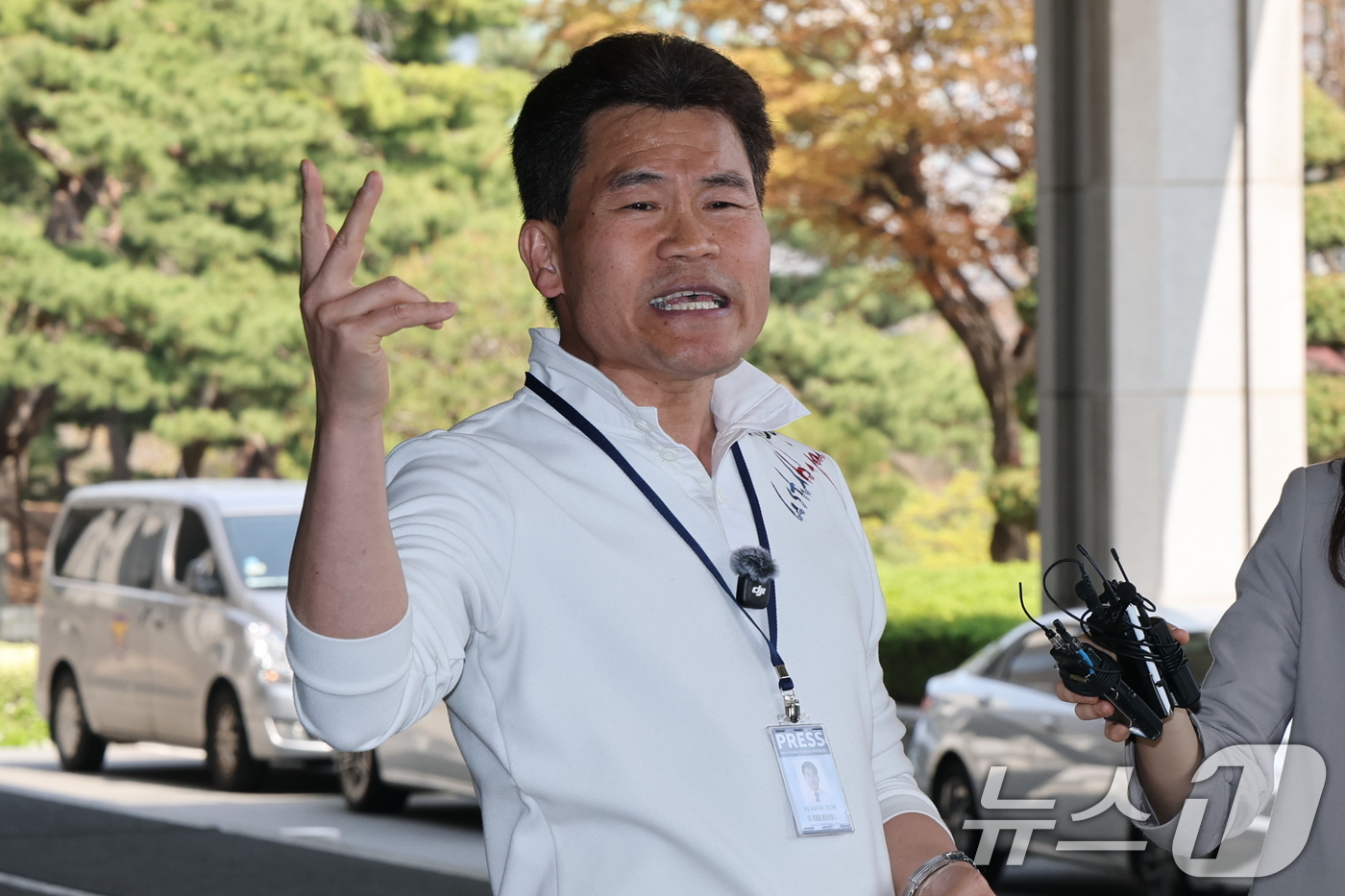 (서울=뉴스1) 임세영 기자 = 보수 성향 유튜버 전한길 씨가 13일 이재명 대통령과 이준석 개혁신당 대표 관련 명예훼손 등의 혐의로 구속영장 청구 전 피의자 조사를 받기 위해 서 …