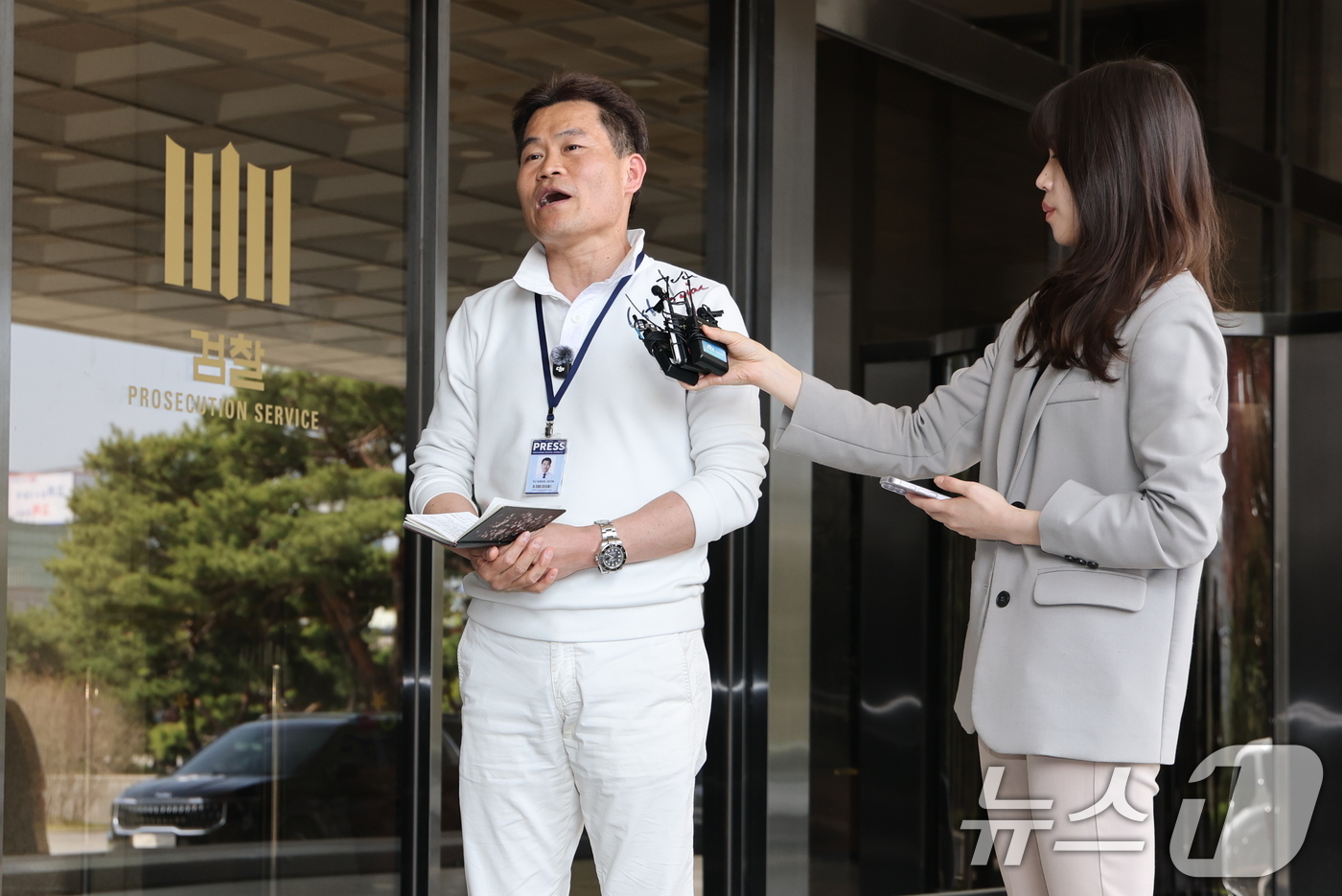 (서울=뉴스1) 임세영 기자 = 보수 성향 유튜버 전한길 씨가 13일 이재명 대통령과 이준석 개혁신당 대표 관련 명예훼손 등의 혐의로 구속영장 청구 전 피의자 조사를 받기 위해 서 …