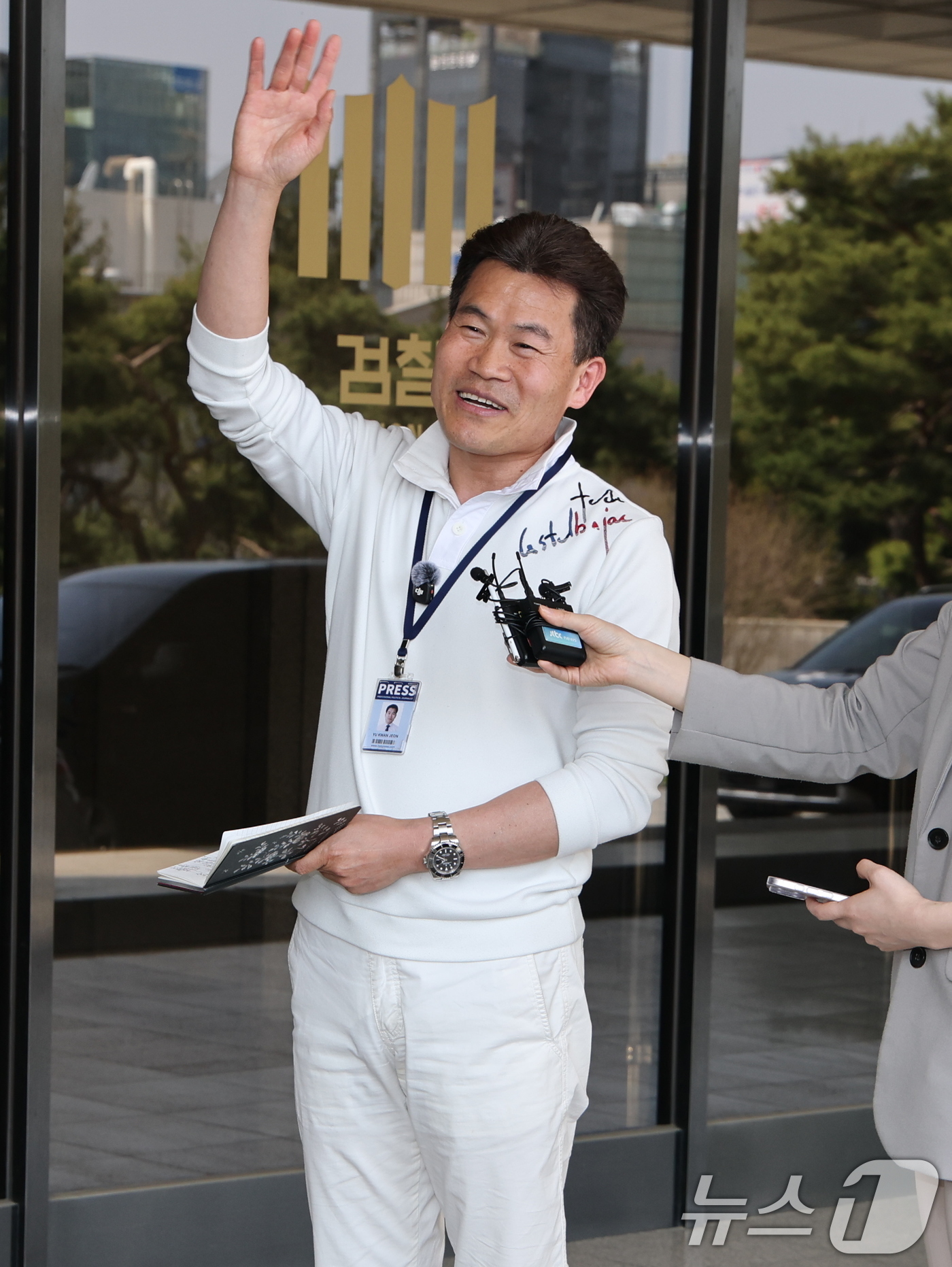 (서울=뉴스1) 임세영 기자 = 보수 성향 유튜버 전한길 씨가 13일 이재명 대통령과 이준석 개혁신당 대표 관련 명예훼손 등의 혐의로 구속영장 청구 전 피의자 조사를 받기 위해 서 …