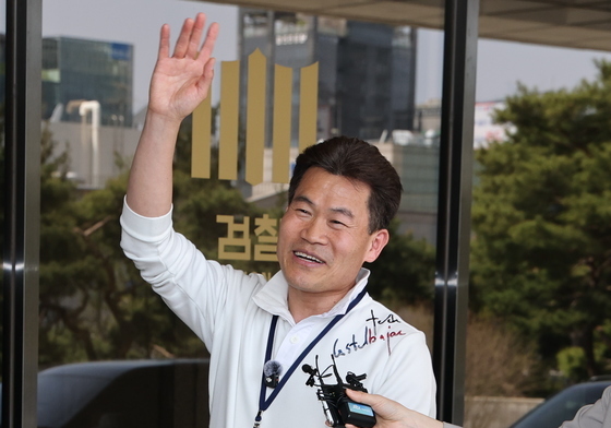 전한길, 피의자 조사 위해 검찰 소환