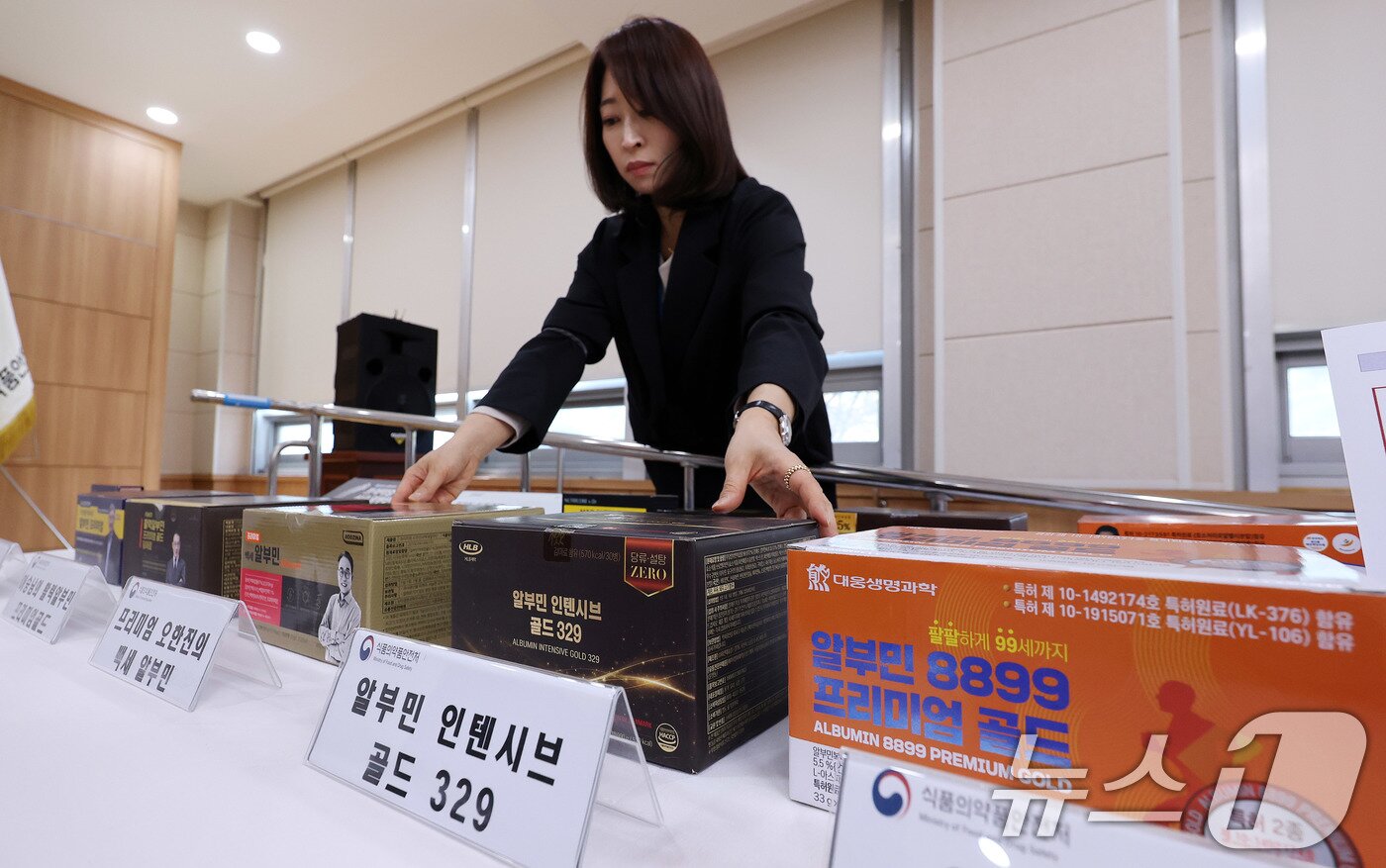 본문 이미지 - 13일 서울 양천구 서울지방식품의약품안전청에서 식약처 관계자가 알부민 식품을 건강기능식품으로 오인하도록 부당광고한 업체와 미신고 용기를 사용한 업체의 적발 제품들을 진열하고 있다. 2026.4.13 ⓒ 뉴스1 박지혜 기자