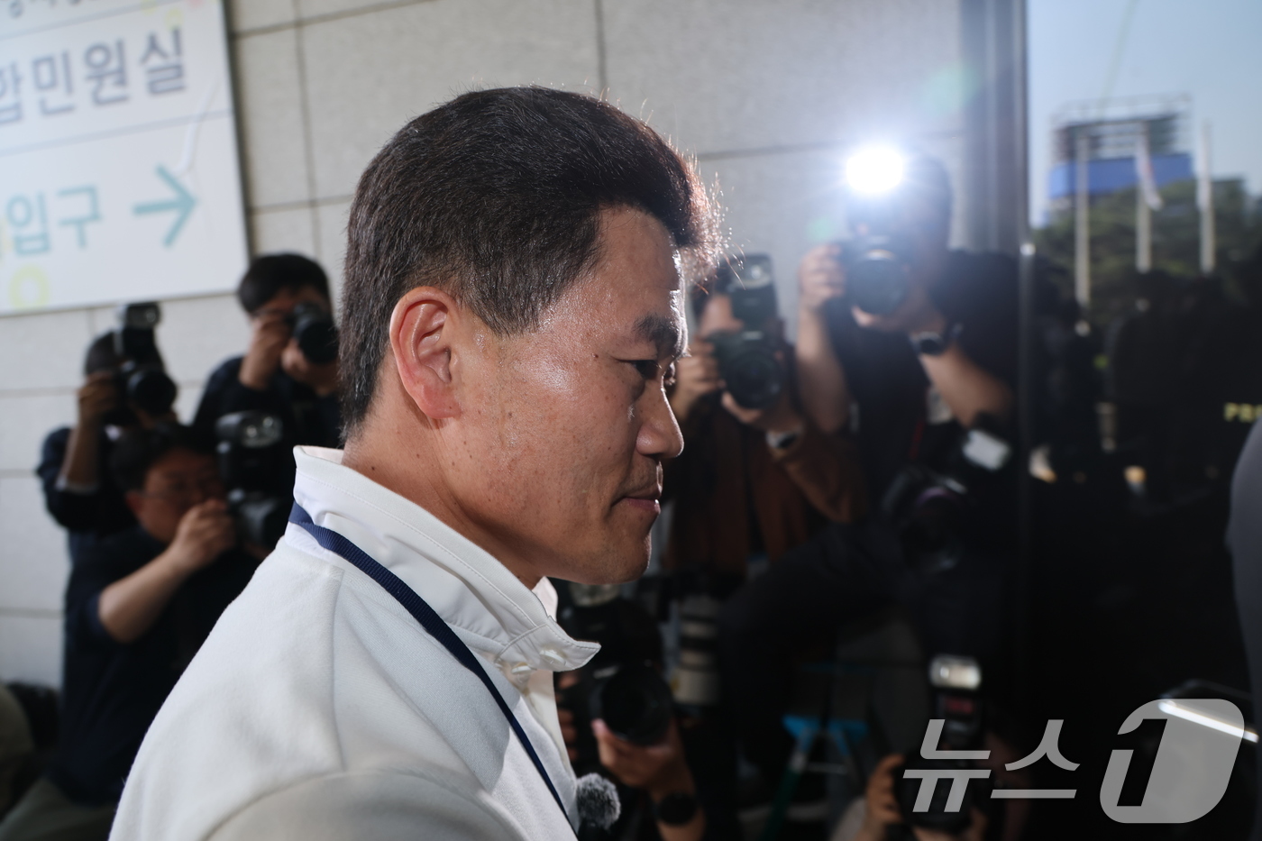 (서울=뉴스1) 임세영 기자 = 보수 성향 유튜버 전한길 씨가 13일 이재명 대통령과 이준석 개혁신당 대표 관련 명예훼손 등의 혐의로 구속영장 청구 전 피의자 조사를 받기 위해 서 …