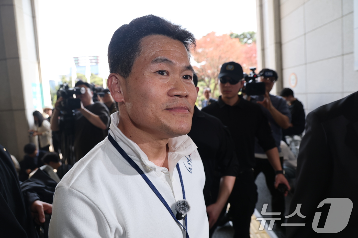 (서울=뉴스1) 임세영 기자 = 보수 성향 유튜버 전한길 씨가 13일 이재명 대통령과 이준석 개혁신당 대표 관련 명예훼손 등의 혐의로 구속영장 청구 전 피의자 조사를 받기 위해 서 …