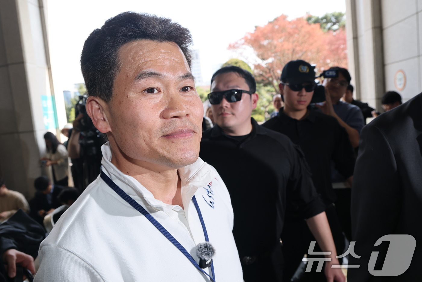 (서울=뉴스1) 임세영 기자 = 보수 성향 유튜버 전한길 씨가 13일 이재명 대통령과 이준석 개혁신당 대표 관련 명예훼손 등의 혐의로 구속영장 청구 전 피의자 조사를 받기 위해 서 …