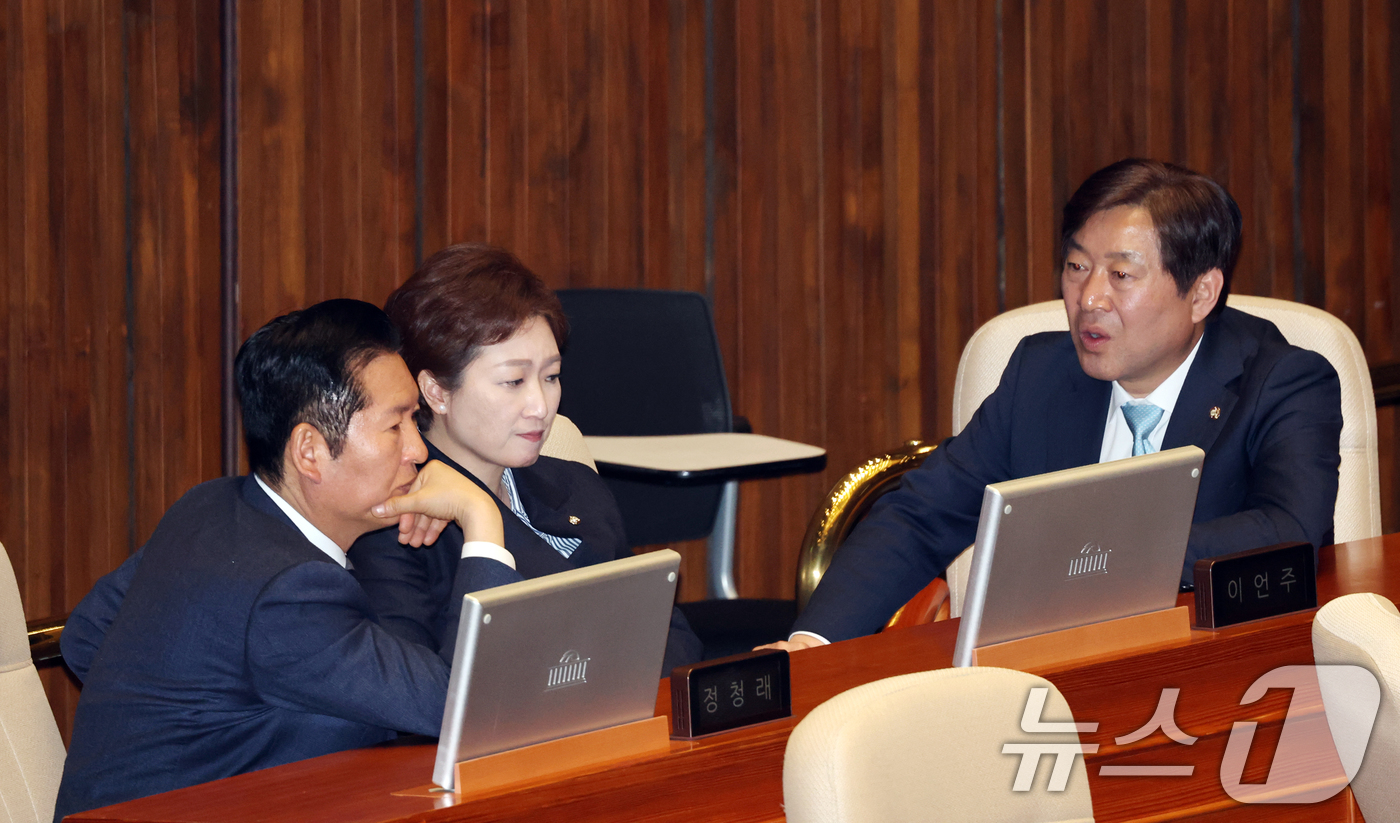 (서울=뉴스1) 이승배 기자 = 13일 서울 여의도 국회에서 열린 제434국회(임시회) 제4차 본회의에서 정청래 더불어민주당 대표가 이언주, 황명선 최고위원들과 대화하고 있다. 2 …