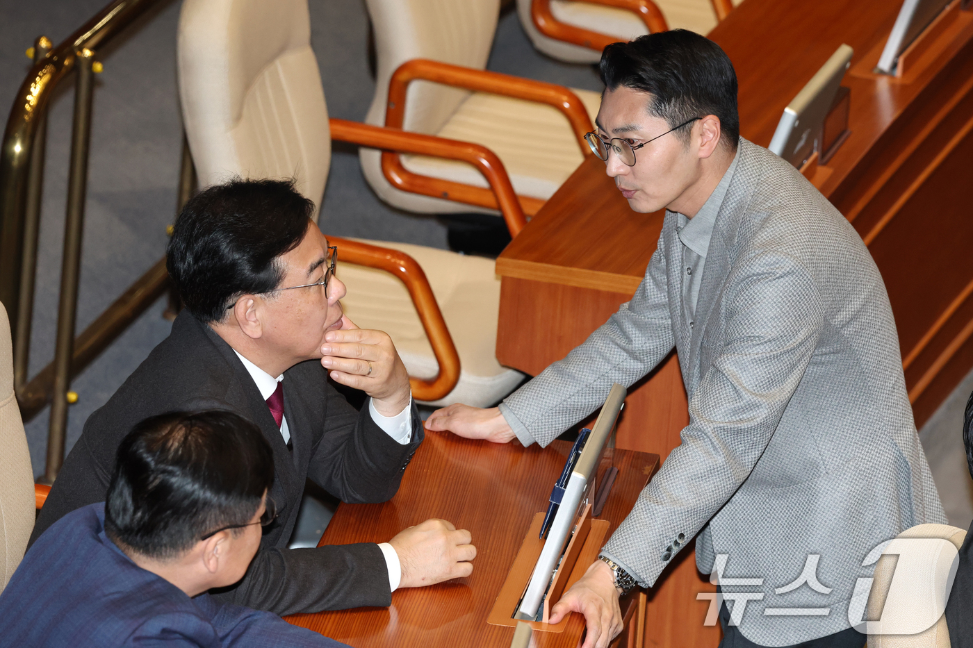 (서울=뉴스1) 이승배 기자 = 13일 서울 여의도 국회에서 열린 제434국회(임시회) 제4차 본회의 교육·사회·문화 분야에 관한 대정부질문에서 송언석 국민의힘 원내대표가 의원들과 …