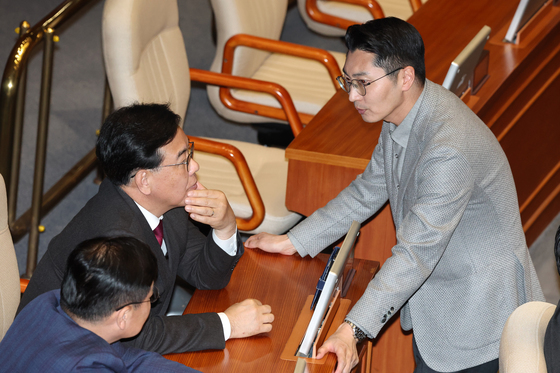 의원들과 대화 나누는 송언석