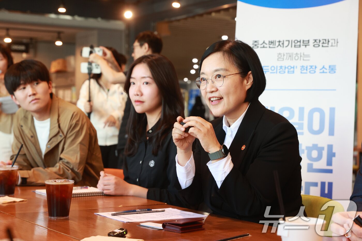 본문 이미지 - 한성숙 중소벤처기업부 장관이 13일 대전광역시 유성구 충남대학교에서 열린 충남대학교 창업동아리 대학생 간담회에서 인사말을 하고 있다. (중소벤처기업부 제공. 재판매 및 DB금지) 2026.4.13 ⓒ 뉴스1