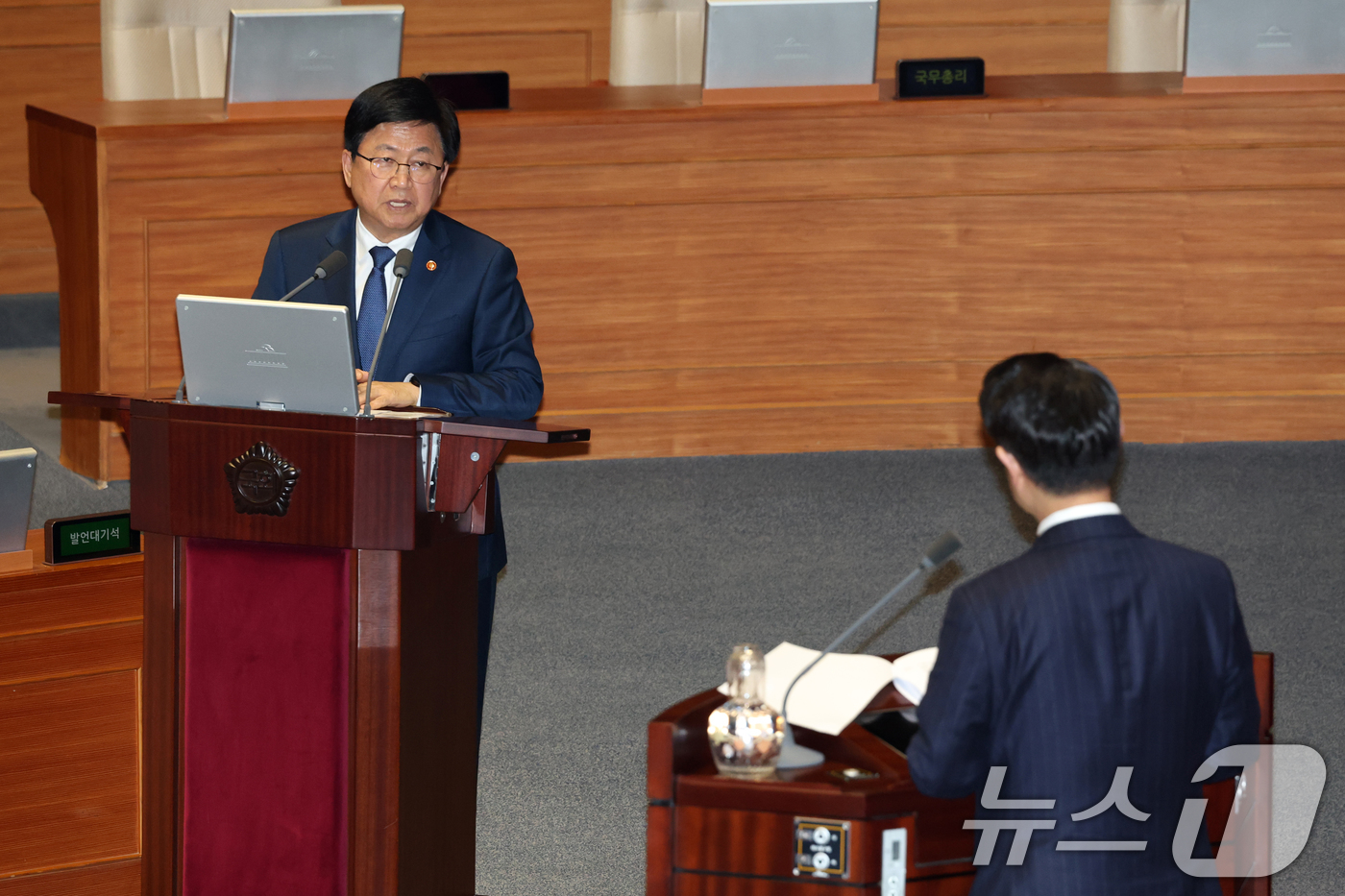 (서울=뉴스1) 이승배 기자 = 13일 서울 여의도 국회에서 열린 제434국회(임시회) 제4차 본회의 교육·사회·문화 분야에 관한 대정부질문에서 최교진 부총리 겸 교육부 장관이 김 …