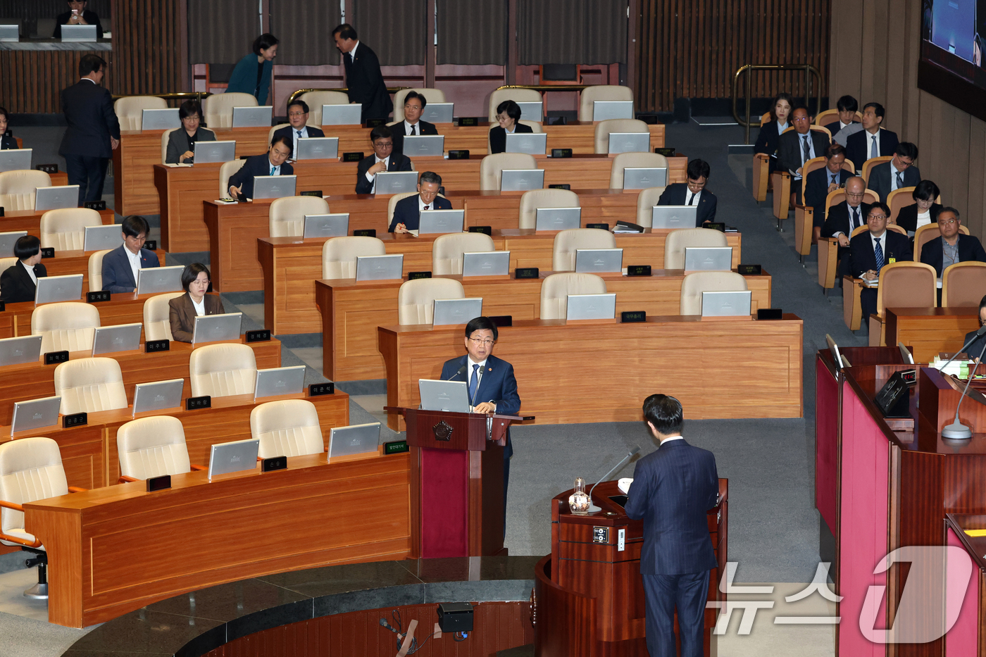 (서울=뉴스1) 이승배 기자 = 13일 서울 여의도 국회에서 열린 제434국회(임시회) 제4차 본회의 교육·사회·문화 분야에 관한 대정부질문에서 최교진 부총리 겸 교육부 장관이 김 …