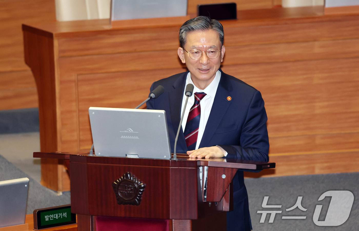 (서울=뉴스1) 이승배 기자 = 13일 서울 여의도 국회에서 열린 제434국회(임시회) 제4차 본회의 교육·사회·문화 분야에 관한 대정부질문에서 정성호 법무부 장관이 김영호 더불어 …